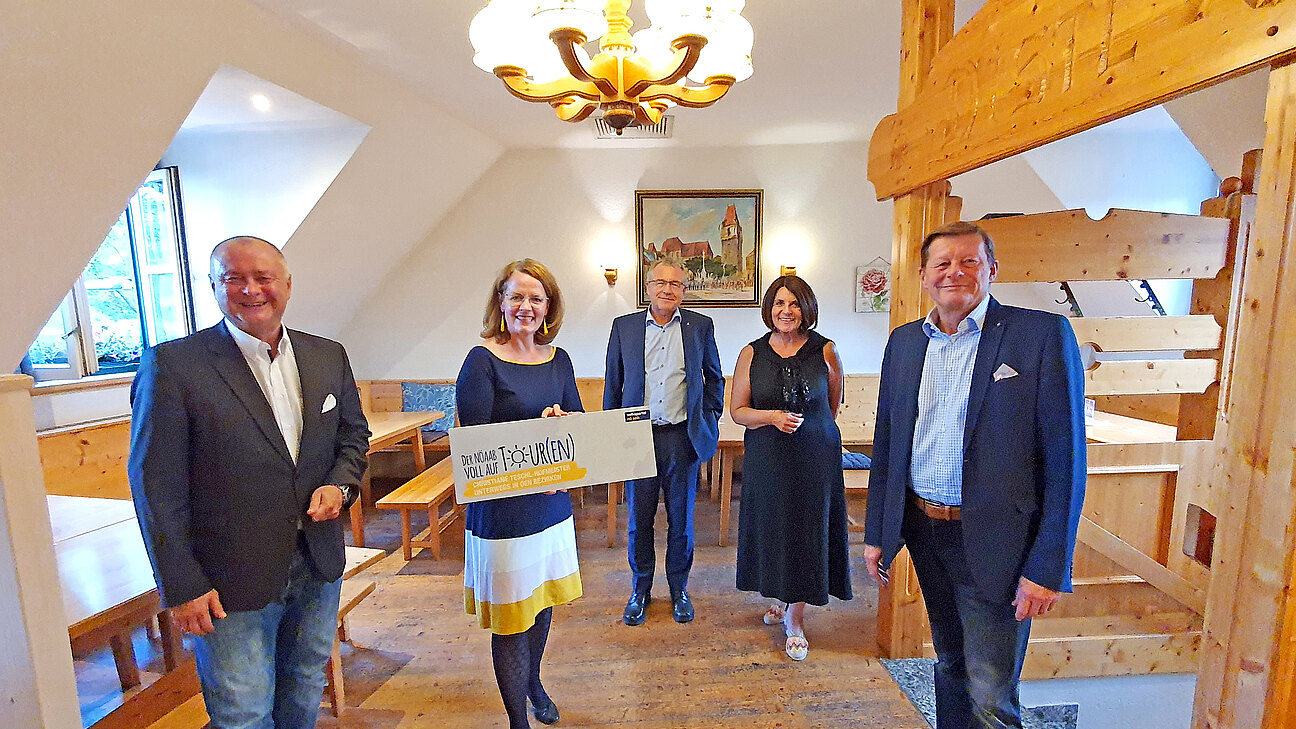 Abschluss der großen Infotour im Bezirk Mödling. v.l.: Hans Stefan Hintner, Christiane Teschl-Hofmeister, Alexander Nowotny, Franziska Olischer und Martin Czeiner.