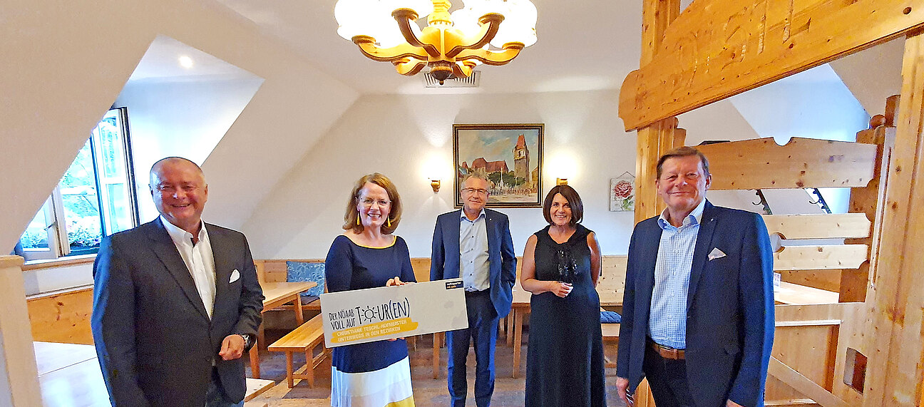 Abschluss der großen Infotour im Bezirk Mödling. v.l.: Hans Stefan Hintner, Christiane Teschl-Hofmeister, Alexander Nowotny, Franziska Olischer und Martin Czeiner.