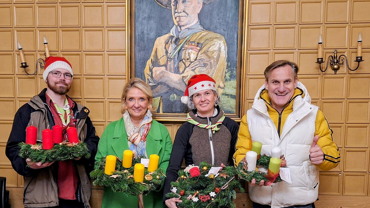 Eine Gruppe von Personen mit Adventkränzen