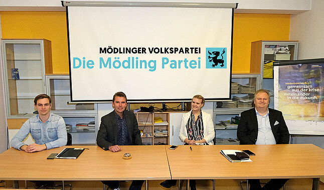 Drei Männer und eine Frau sitzen an einem Besprechungstisch in der Bezirksgeschäftsstelle der ÖVP Mödling.