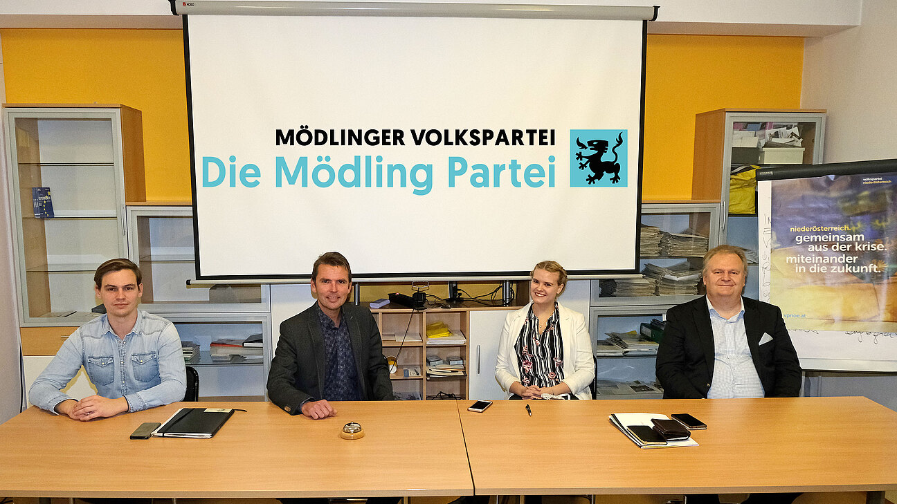 Drei Männer und eine Frau sitzen an einem Besprechungstisch in der Bezirksgeschäftsstelle der ÖVP Mödling.