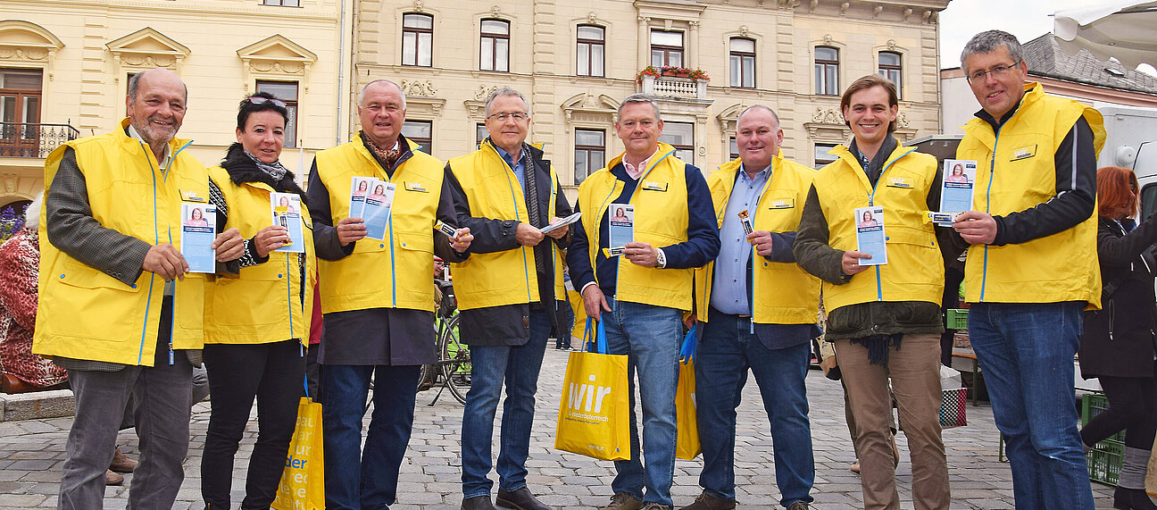 Martin Schuster (r.), Mödlings ÖAAB-Chef STR Otto Rezac (2.v.r.), Alexander Nowotny (4.v.l.) und Hans Stefan Hintner (3.v.l.) waren mit den KollegInnen aus dem Bezirk Mödling im ÖAAB Info Einsatz.