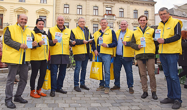 Martin Schuster (r.), Mödlings ÖAAB-Chef STR Otto Rezac (2.v.r.), Alexander Nowotny (4.v.l.) und Hans Stefan Hintner (3.v.l.) waren mit den KollegInnen aus dem Bezirk Mödling im ÖAAB Info Einsatz.