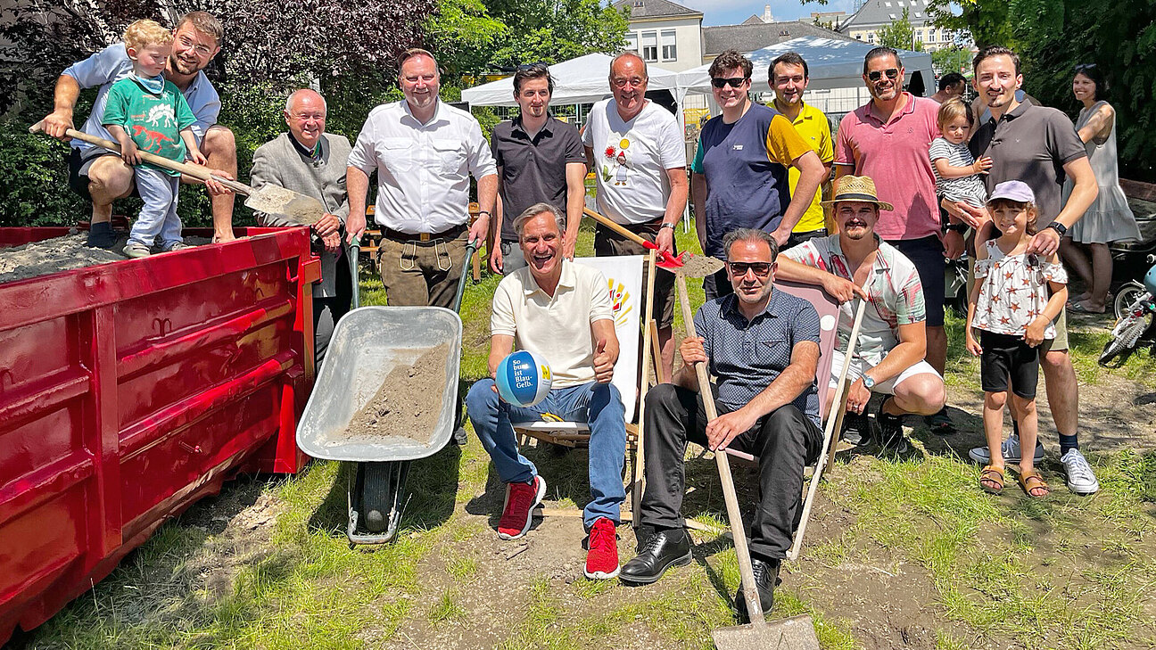 Vatertagsaktion mit gratis Blumenerde. Stehende von links. Simon Skerlan, Hans Stefan HIntner, Michael Danzinger, Jakob Schöner, Leo Lindebner, Timo Zetek, Lukas Jellinek, Danijel Tintor, Dragan Proksch; vorne von links Gert Zaunbauer, Askin Öztürk und Lucas Mayerhofer.