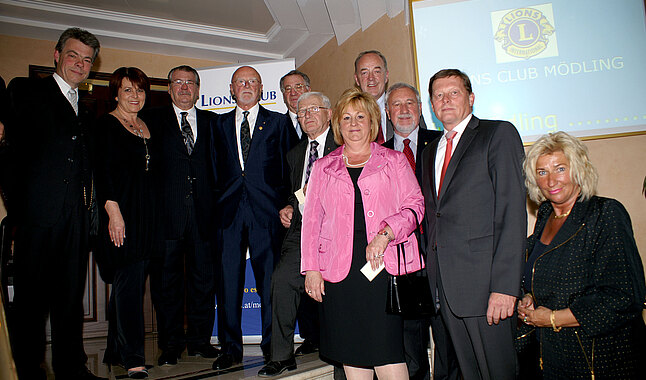 Dr. Alois Schanzer (4.v.l.) bei der Jubiläumseier zu 50 Jahre Lions.