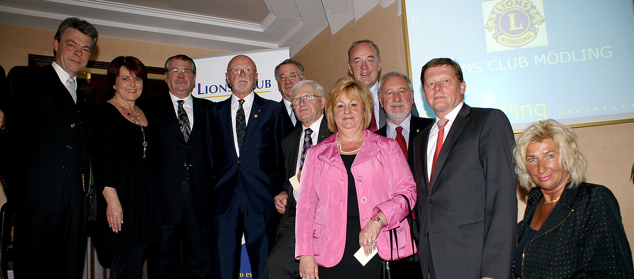 Dr. Alois Schanzer (4.v.l.) bei der Jubiläumseier zu 50 Jahre Lions.