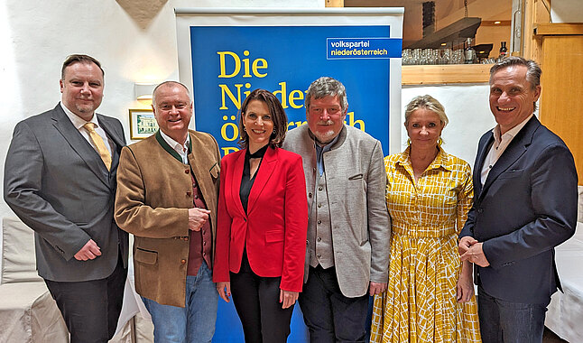 von links: Michael Danzinger, Hans Stefan Hintner, Karoline Edtstadler, Roswitha Zieger und Gert Zaunbauer.