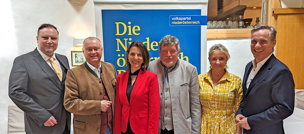 von links: Michael Danzinger, Hans Stefan Hintner, Karoline Edtstadler, Roswitha Zieger und Gert Zaunbauer.