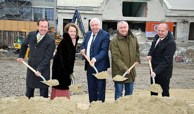 Der Spatenstich für das Gymnasium Keimgasse war ein bildungspolitischer Meilenstein für Mödling! v.l.: BIG GF DI Wolfgang Gleissner, LR Christiane Teschl- Hofmeister, Bildungsdirektor Hans Heuras, Hans Stefan Hintner, Dir. Mag. Michael Päuerl.