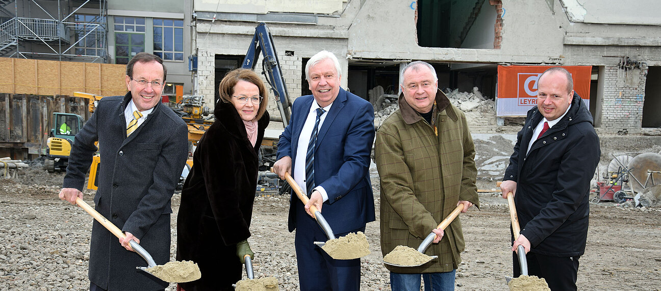 Der Spatenstich für das Gymnasium Keimgasse war ein bildungspolitischer Meilenstein für Mödling! v.l.: BIG GF DI Wolfgang Gleissner, LR Christiane Teschl- Hofmeister, Bildungsdirektor Hans Heuras, Hans Stefan Hintner, Dir. Mag. Michael Päuerl.