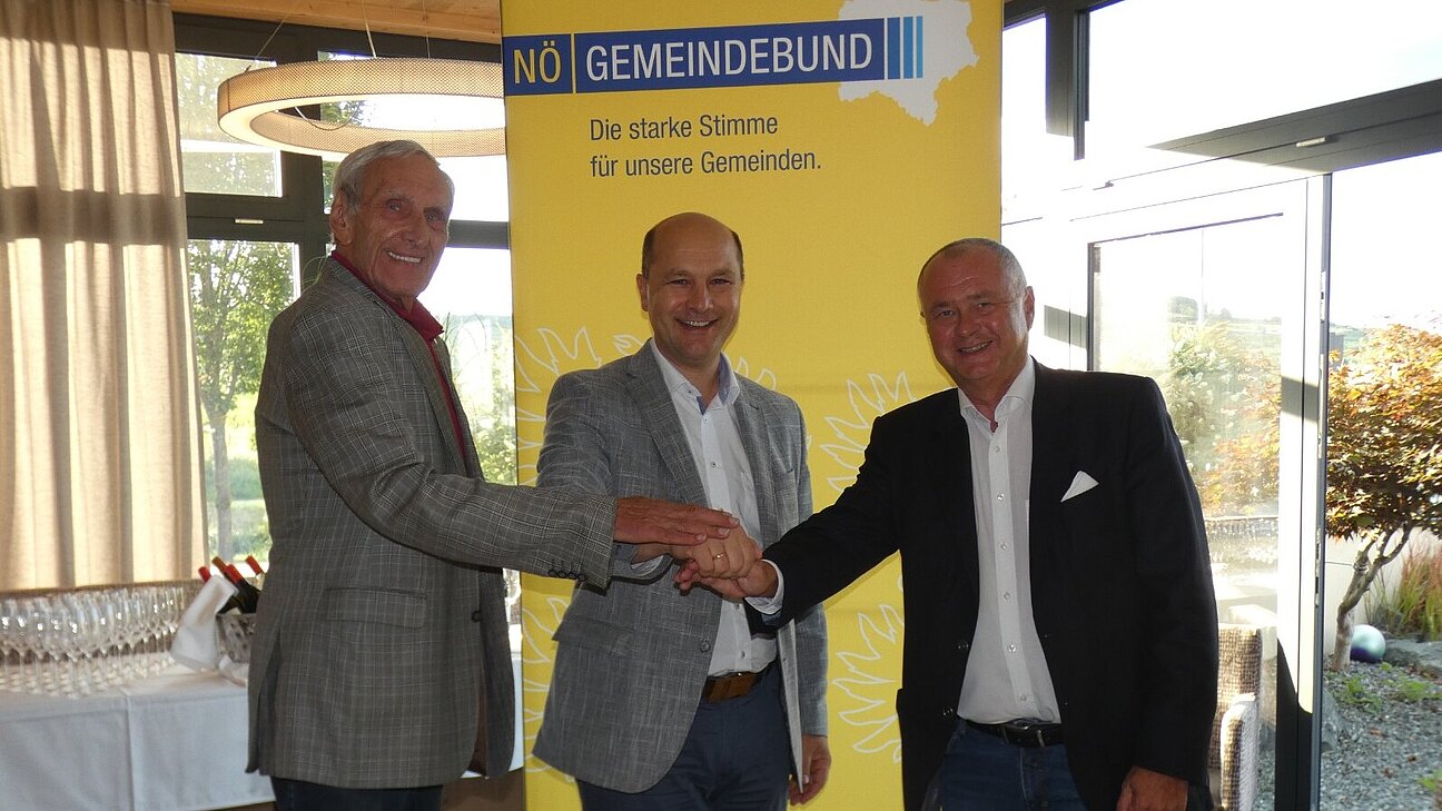 v.l.: Dir. Walter Mayr, NÖ-Gemeindebund Präsident Johannes Pressl, NR-Abgeordneter Bgm. Hans Stefan Hintner.