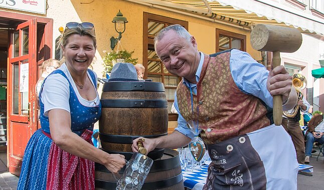 Bürgermeister Hans Stefan Hintner und Maut-Wirtin Edda Mayer-Welley freuen sich ab 15. Mai auf die Rückkehr der Gäste!