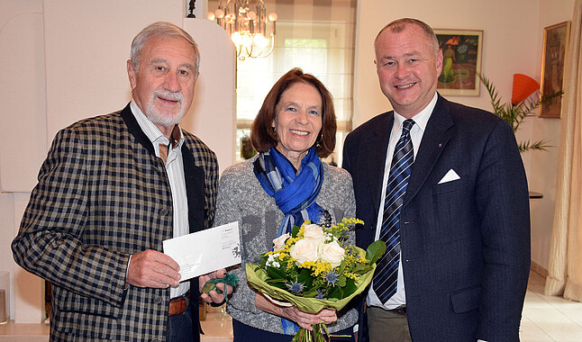 Im April 2017 gratulierte Bürgermeister Hans Stefan Hintner (r.) Günther und Monika Brückler zum Fest der Goldenen Hochzeit. 