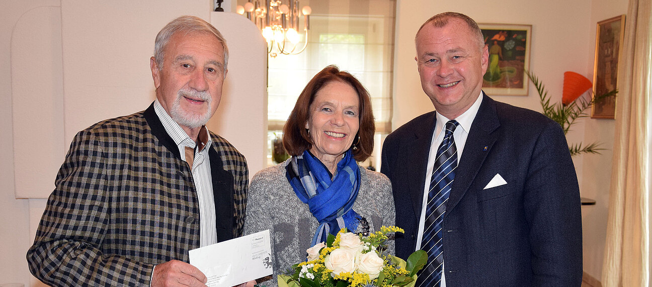 Im April 2017 gratulierte Bürgermeister Hans Stefan Hintner (r.) Günther und Monika Brückler zum Fest der Goldenen Hochzeit. 