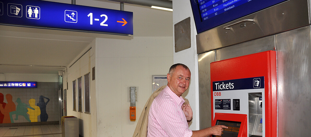 Auch Mödlings Bürgermeister und Nationalrat Hans Stefan Hintner nutzt gerne die S-Bahn um ins Parlament oder nach Wien zu fahren.