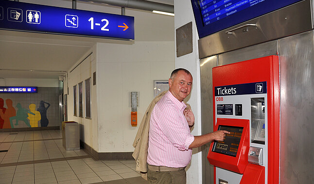 Auch Mödlings Bürgermeister und Nationalrat Hans Stefan Hintner nutzt gerne die S-Bahn um ins Parlament oder nach Wien zu fahren.