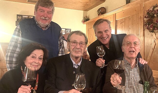 Eine Gruppe von Personen beim Heurigen