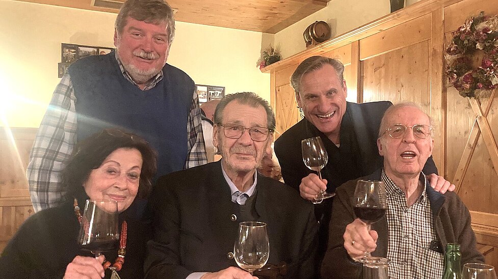 Eine Gruppe von Personen beim Heurigen